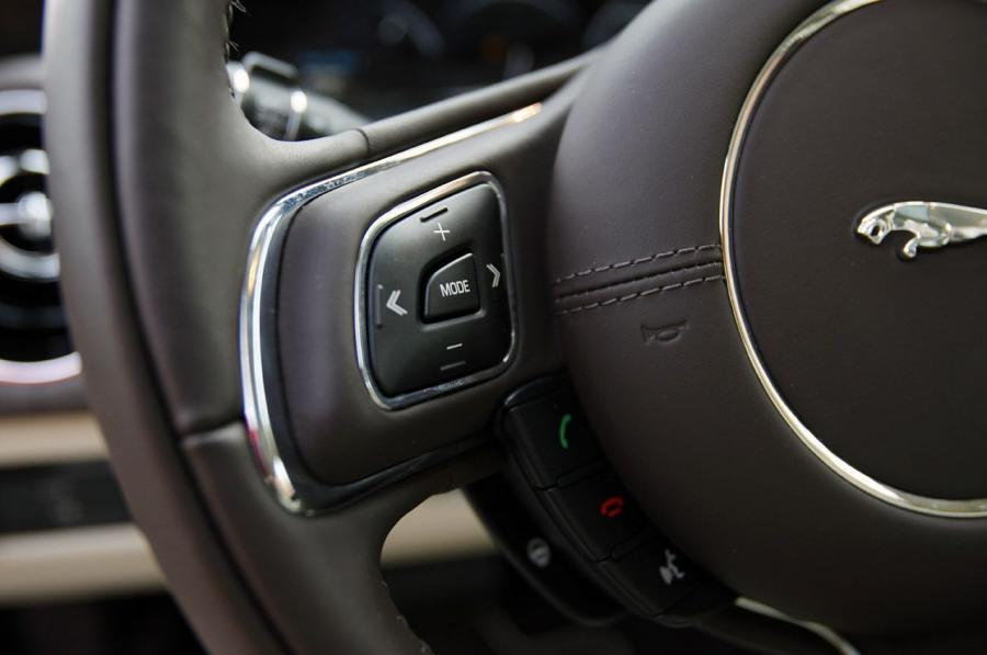  Jaguar XJL 2011 года  (фото 19 из 44)